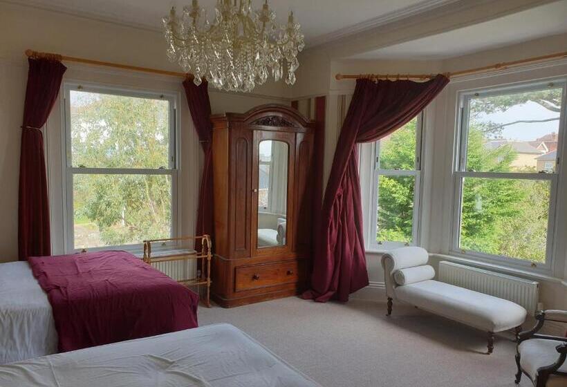 جناح جونيور, Clarence House Shanklin