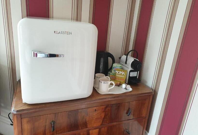 جناح جونيور, Clarence House Shanklin