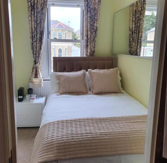 غرفة قياسية فردية, Clarence House Shanklin