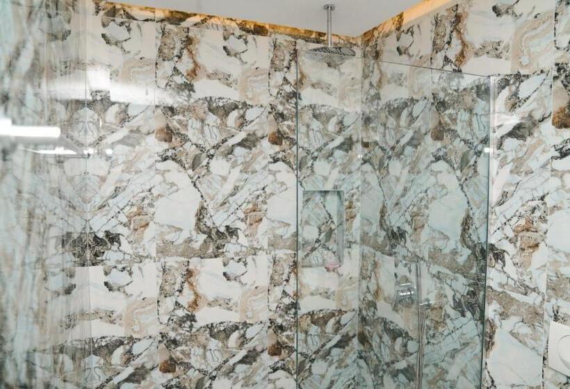 컴포트 트리플 룸, Ionian