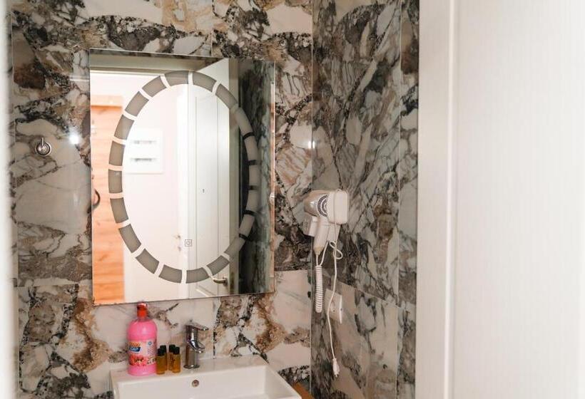 컴포트 트리플 룸, Ionian