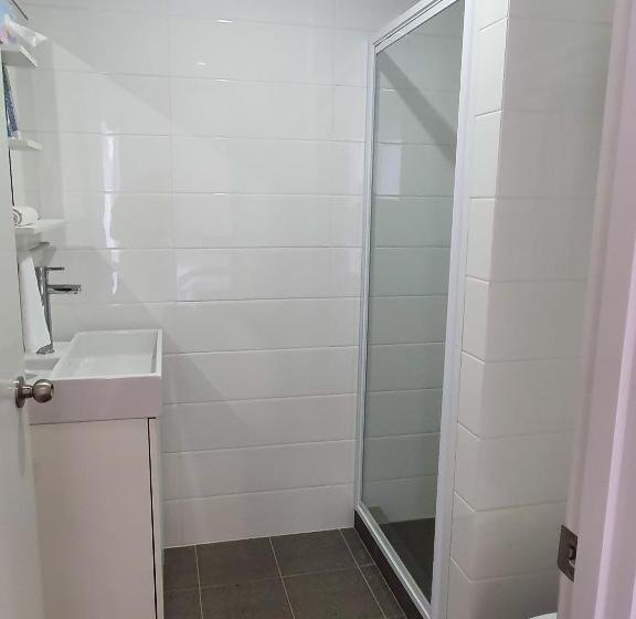 חדר סטנדרט, The Parade