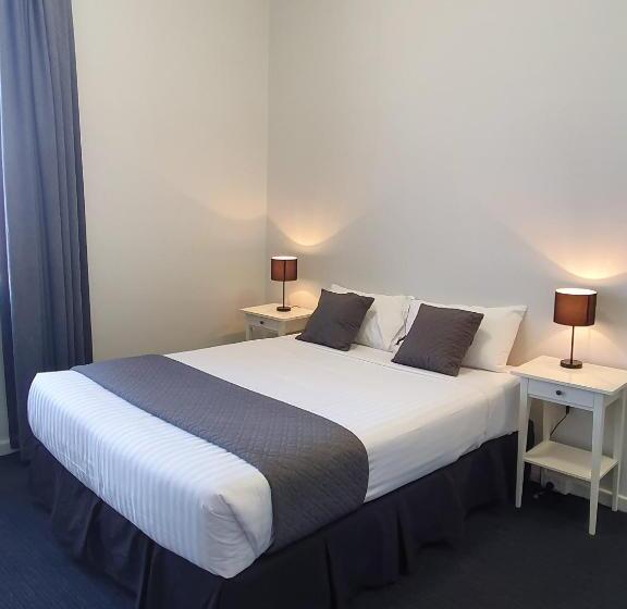 חדר סטנדרט, The Parade