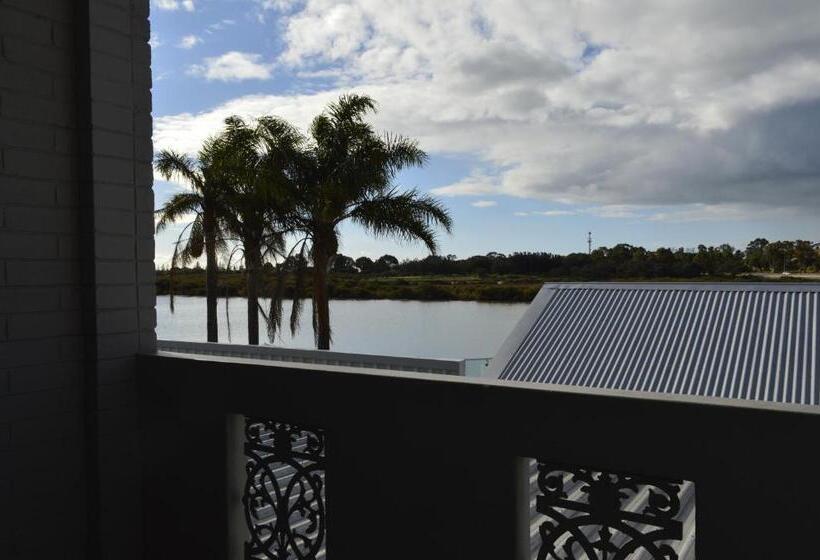 חדר סטנדרט עם מרפסת, The Parade