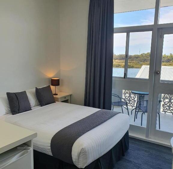 חדר סטנדרט עם מרפסת, The Parade