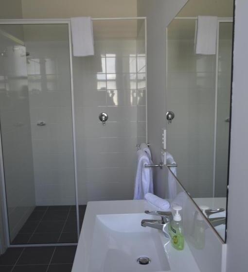 דירת שני חדרים, The Parade