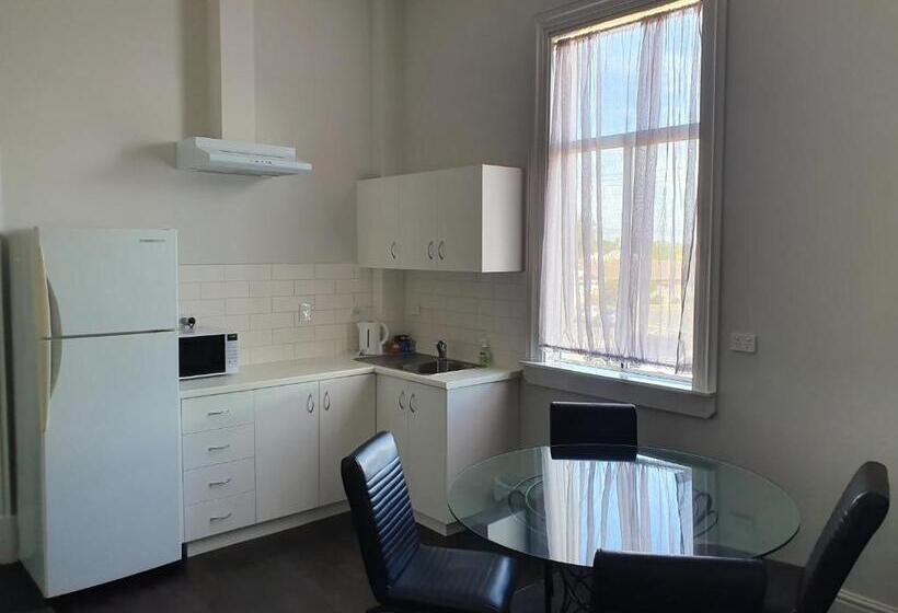 דירת שני חדרים, The Parade