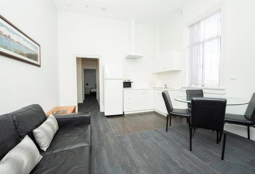 דירת שני חדרים, The Parade