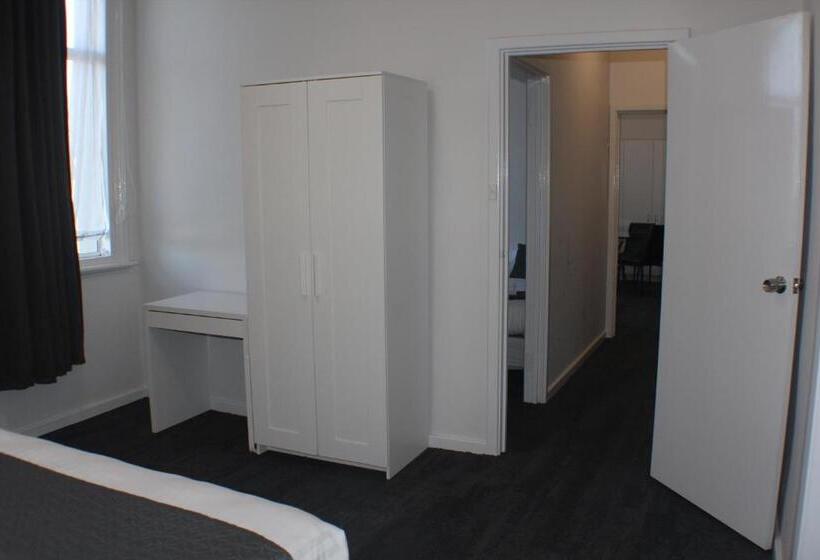 דירת שני חדרים, The Parade