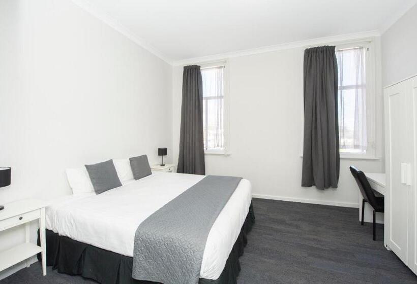 דירת שני חדרים, The Parade