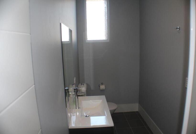 חדר סטנדרד יחיד חדר אמבטיה משותף, The Parade