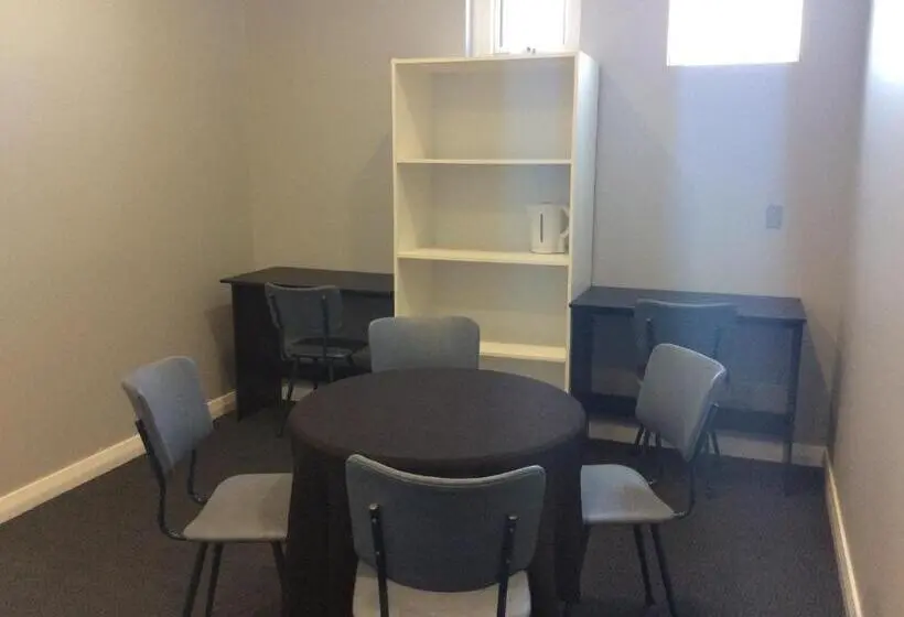 バス共有のスタンダードルーム, The Parade