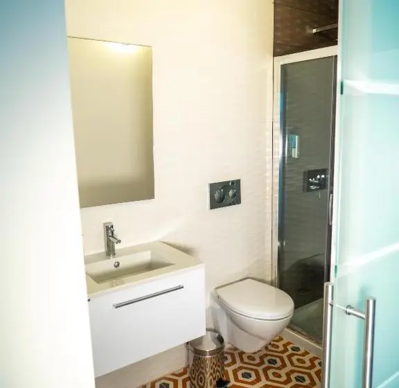اتاق استاندارد سه نفره, Guest House Stories