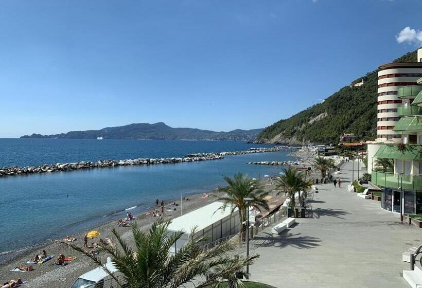 带1个卧室的带海景的公寓, Gli Scogli Luxury Residence