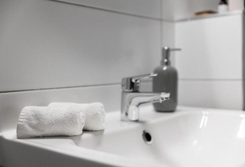 스탠다드 스튜디오, Roomstore Studio Apartments