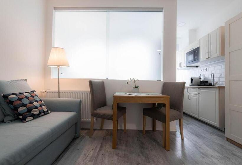 스탠다드 스튜디오, Roomstore Studio Apartments