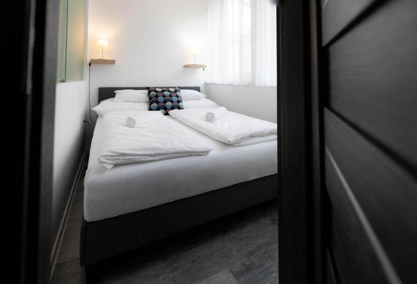 스탠다드 스튜디오, Roomstore Studio Apartments