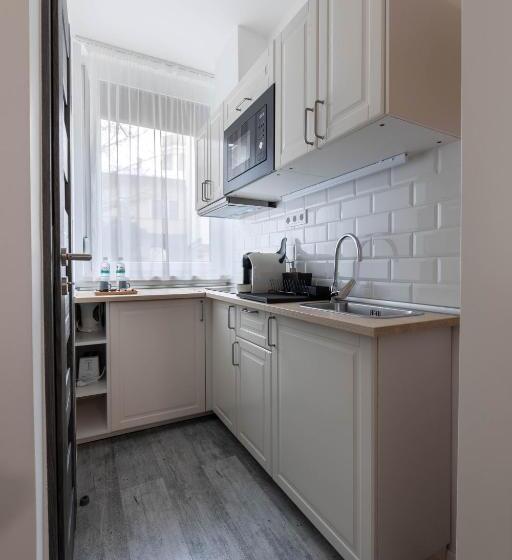 스탠다드 스튜디오, Roomstore Studio Apartments