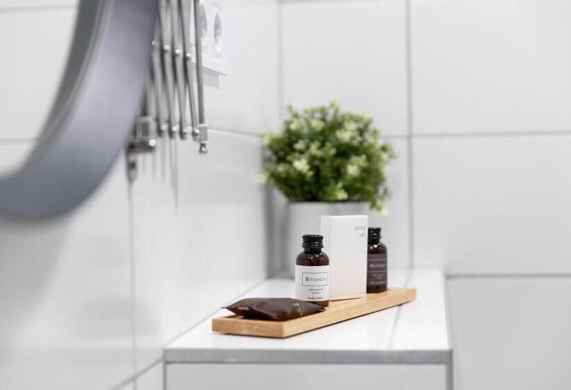 스탠다드 스튜디오, Roomstore Studio Apartments