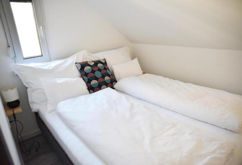 스탠다드 스튜디오, Roomstore Studio Apartments