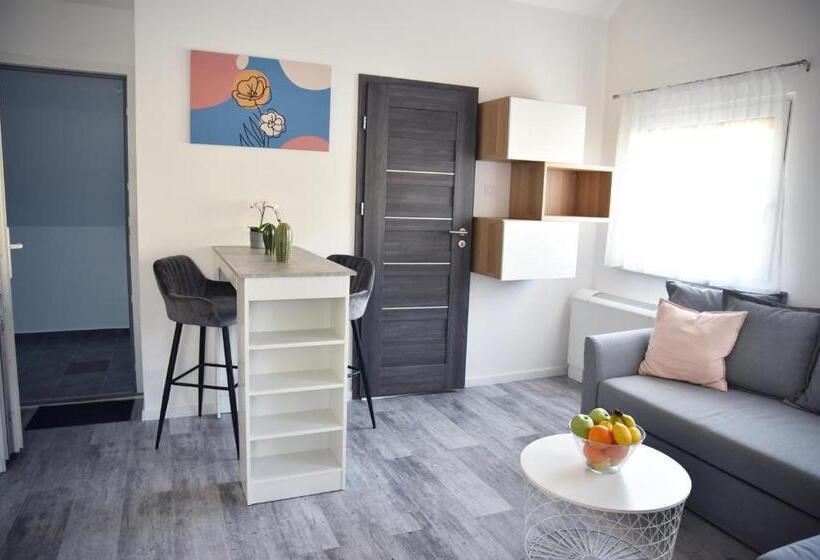 스탠다드 스튜디오, Roomstore Studio Apartments