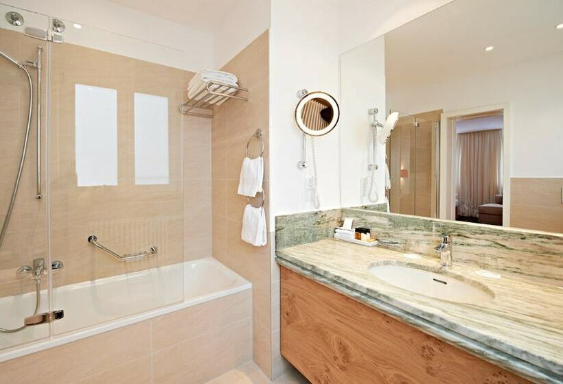 חדר סופריור לשלושה, Eden Hotel Wolff