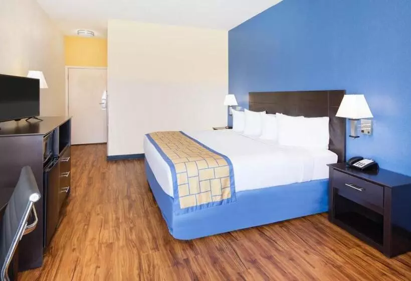 身障者適用キングサイズベッドルーム, Days Inn By Wyndham Macon I75 North