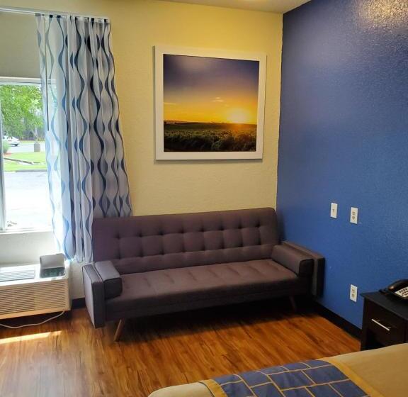 带大床的套房, Days Inn By Wyndham Macon I75 North