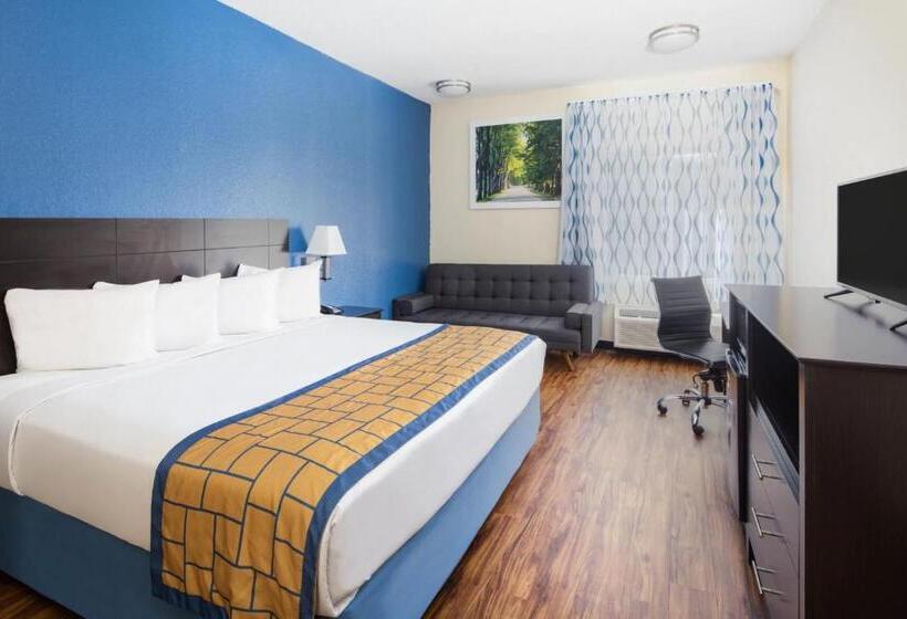 带大床的套房, Days Inn By Wyndham Macon I75 North