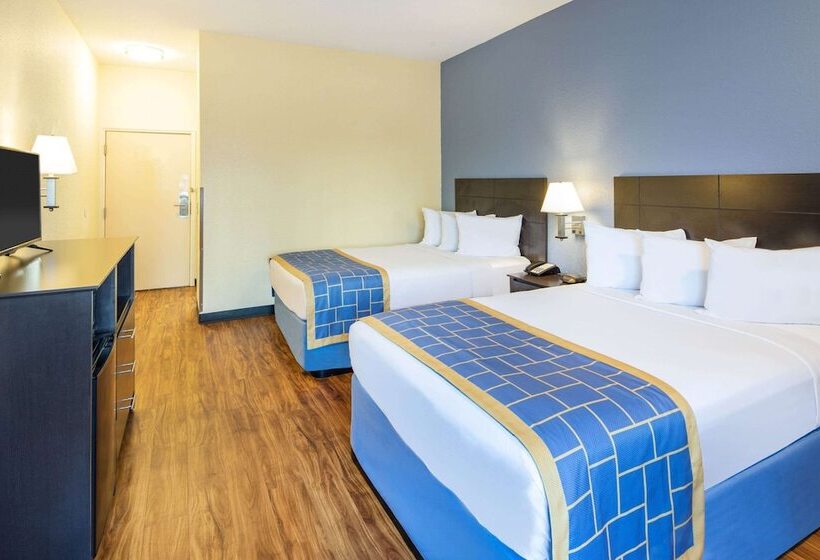 带2个双人床的标准工作室, Days Inn By Wyndham Macon I75 North