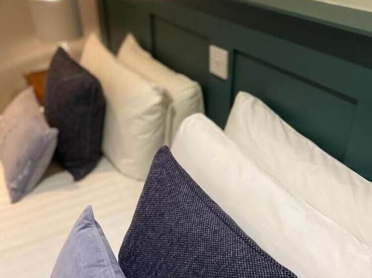 Camera Standard, White Hart