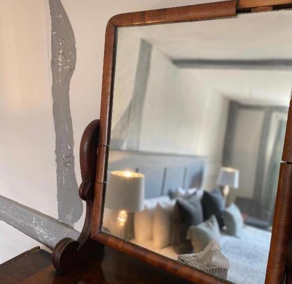 Camera Standard, White Hart