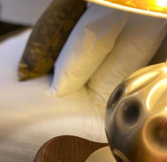 Camera Standard, White Hart