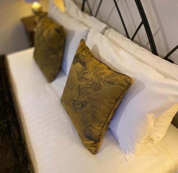 Camera Standard, White Hart