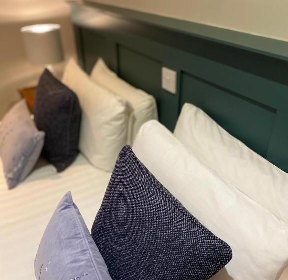 Camera Standard, White Hart