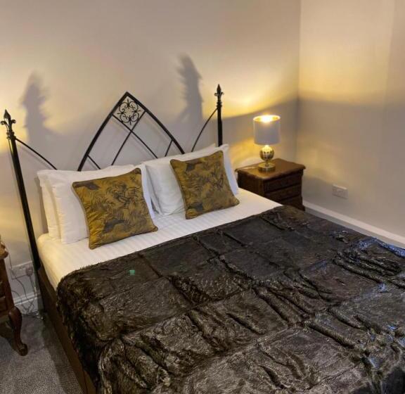 Camera Standard, White Hart