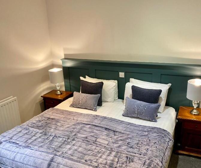 Camera Standard, White Hart