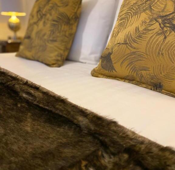 Camera Standard, White Hart