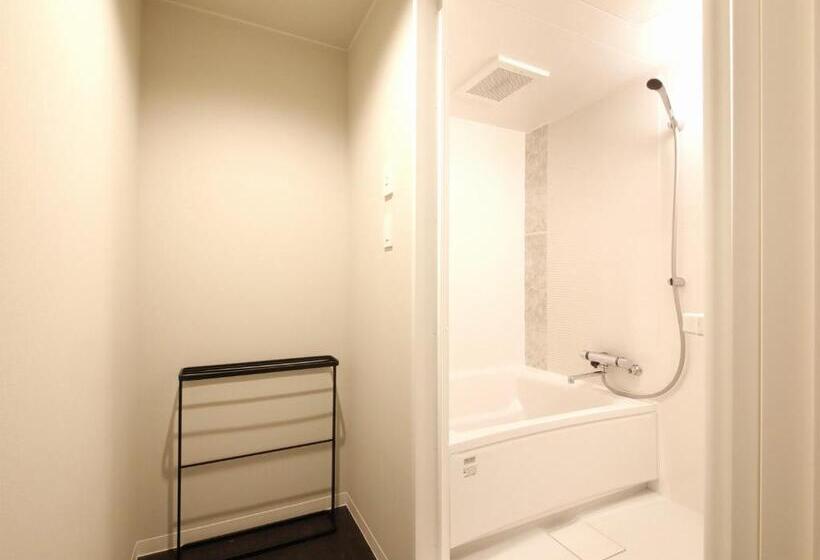 Camera Familiare Deluxe, Lestel Maru