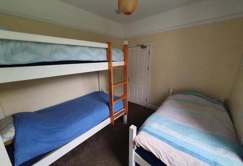 غرفة قياسية ثلاثية, The Grapevine Hostel