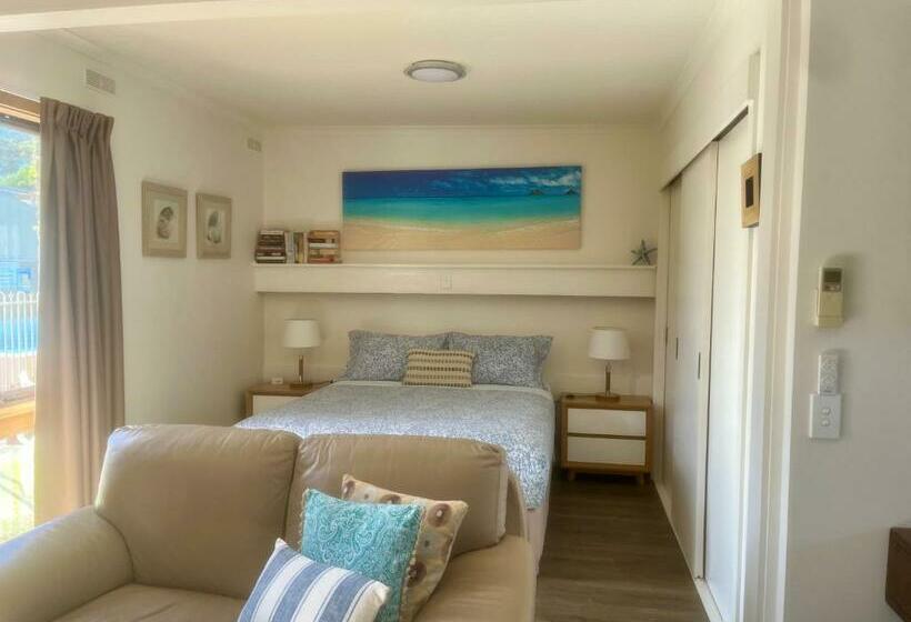 דירת חדר, Gowings Of Mallacoota