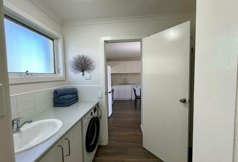 דירת חדר, Gowings Of Mallacoota