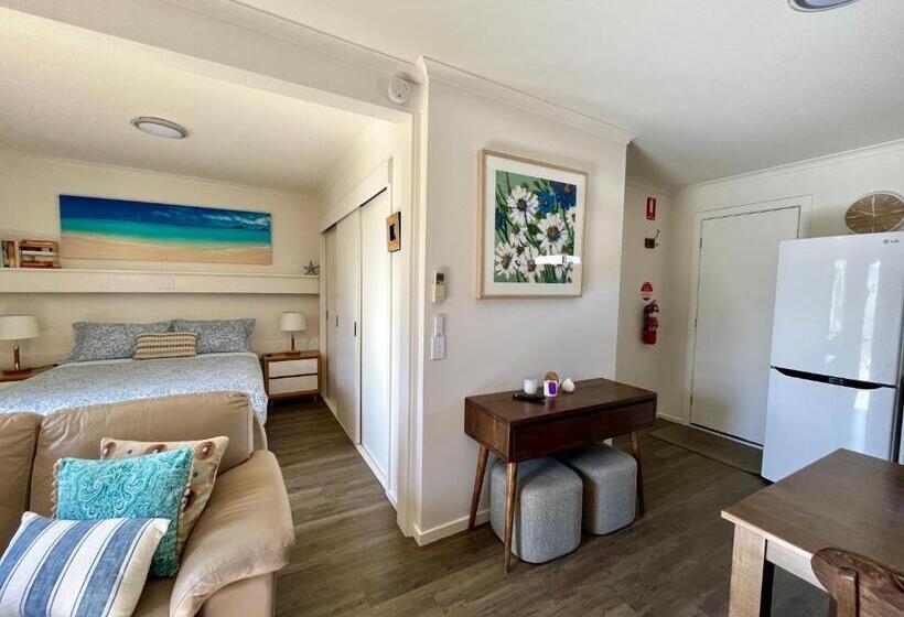 דירת חדר, Gowings Of Mallacoota