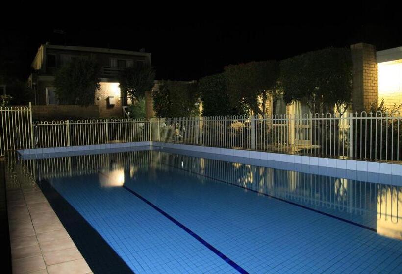 דירת חדר, Gowings Of Mallacoota