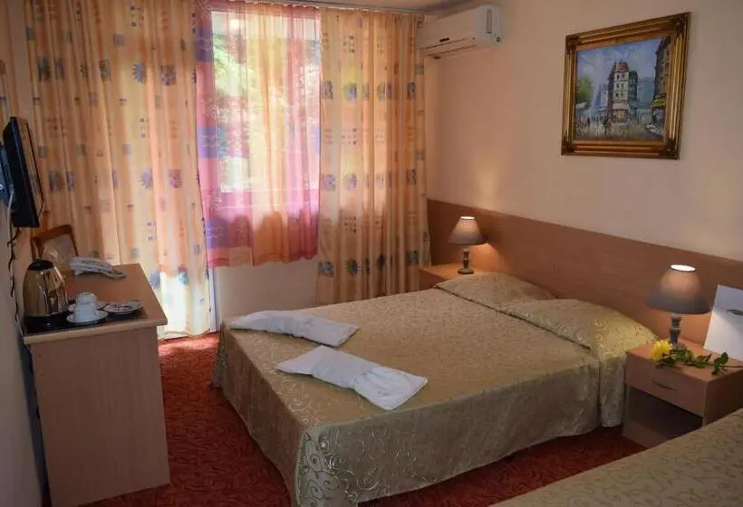 Standard Kolmen Hengen Huone Parveke, Ahilea Hotel Free Pool Access