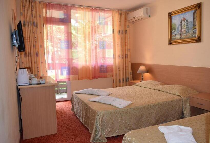 带阳台的三人标准间, Ahilea Hotel   Free Pool Access