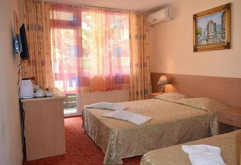 Standard Kolmen Hengen Huone Parveke, Ahilea Hotel Free Pool Access