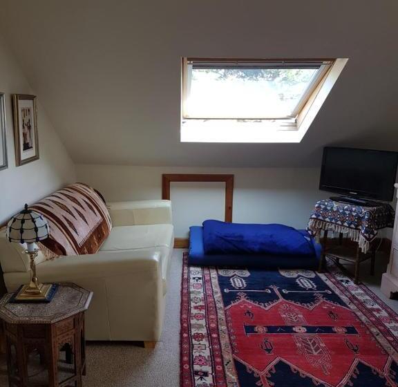 شقة غرفتين, Norwegian Wood