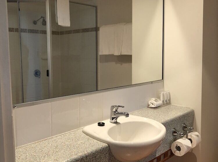 Quarto Estandar Cama King, Burnett Riverside