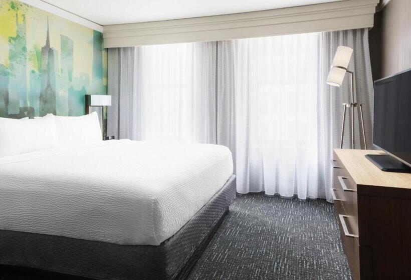 带大床的豪华间, Courtyard Chicago Downtown/magnificent Mile